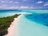 Blaues Meereswasser und ein weißer Sandstrand auf den Malediven