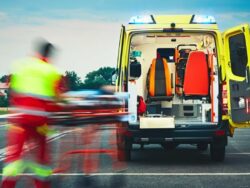Ein offener Krankenwagen mit einem Sanitäter und eine