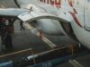 Flugzeug wird mit Koffern beladen