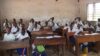 Ein Klassenzimmer in Afrika mit vielen Kinder an ihrem Schreibtisch