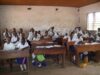 Ein Klassenzimmer in Afrika mit vielen Kinder an ihrem Schreibtisch