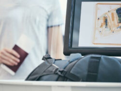 Gepäck wird am Flughafen an der Sicherheitskontrolle durchleutet