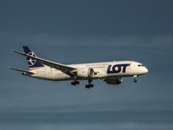 LOT Flugzeug in der Luft
