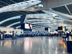 Abflughalle am Flughafen