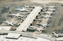 Geparkte Flugzeuge am Flughafen