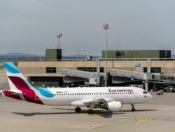 Eurowings Flugzeug auf dem Rollfeld