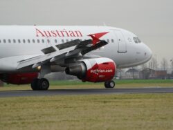 Austrian Airlines Flieger von der Seite von Nahem