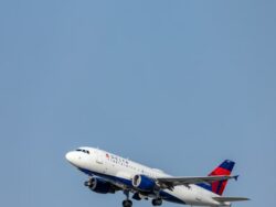 Delta Flugzeug beim Startflug