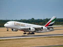 Emirates Flieger beim Start