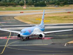 TUI Flugzeug am Boden