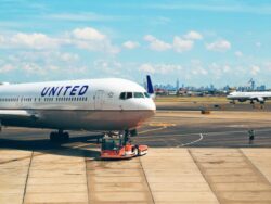 United Airlines Flugzeug auf dem Rollfeld