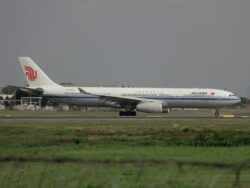 Air China Flugzeug auf Startbahn