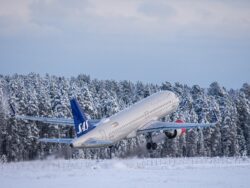 Startflug eines Flugzeugs über Schneelandschaft