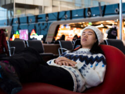 Schlafende Person am Flughafen
