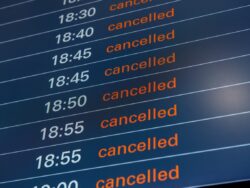 Anzeigeboard am Flughafen, alle gezeigten Flüge wurden gecancelt