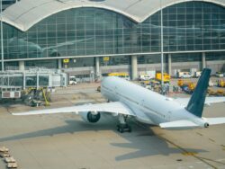 Flugzeug parkt am Flughafen