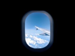 Blick aus dem Fenster des Flugzeugs mit Flügel im Anschnitt